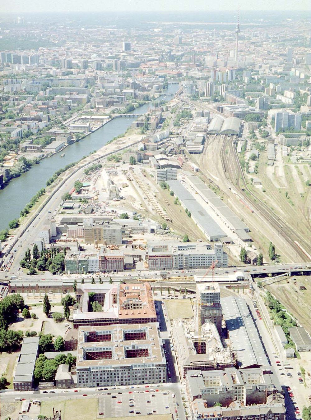 Berlin - Friedrichshain from the bird's eye view: Fertigstellung der Geschäfts- und Wohnneubausiedlung Oberbaum-City an der Oberbaumbrücke in Berlin-Friedrichshain.