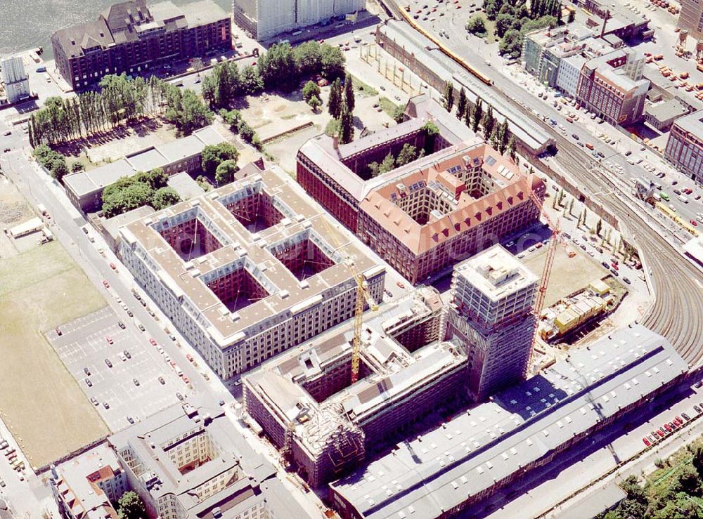 Aerial image Berlin - Friedrichshain - Fertigstellung der Geschäfts- und Wohnneubausiedlung Oberbaum-City an der Oberbaumbrücke in Berlin-Friedrichshain.