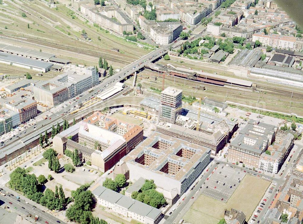 Aerial photograph Berlin - Friedrichshain - Fertigstellung der Geschäfts- und Wohnneubausiedlung Oberbaum-City an der Oberbaumbrücke in Berlin-Friedrichshain.