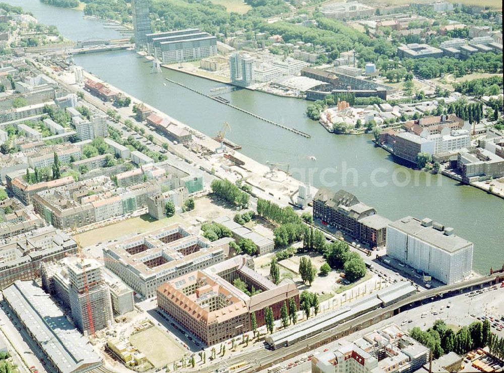 Berlin - Friedrichshain from above - Fertigstellung der Geschäfts- und Wohnneubausiedlung Oberbaum-City an der Oberbaumbrücke in Berlin-Friedrichshain.