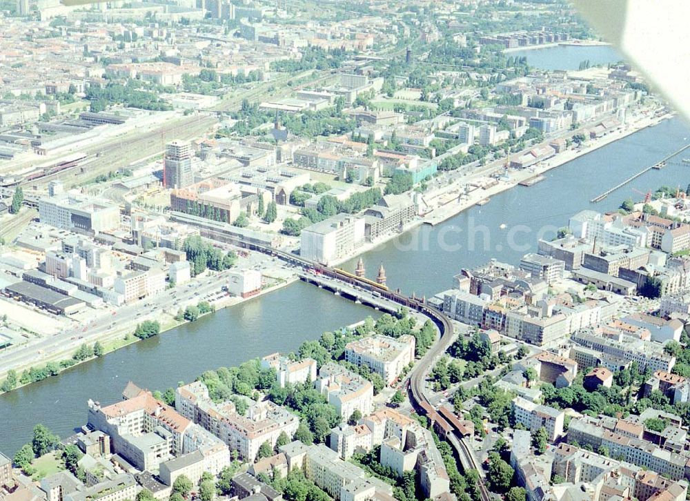 Aerial image Berlin - Friedrichshain - Fertigstellung der Geschäfts- und Wohnneubausiedlung Oberbaum-City an der Oberbaumbrücke in Berlin-Friedrichshain.