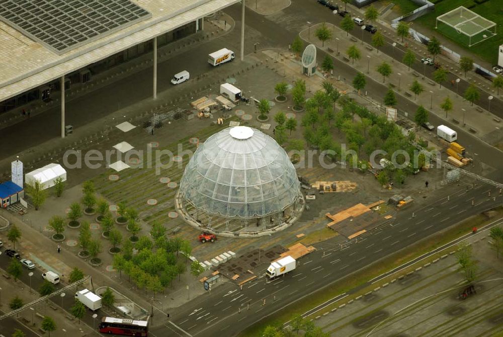 Berlin-Tiergarten from the bird's eye view: Blick auf die Fertigstellung der Informationskuppel im Berliner Regierungsviertel vor dem Reichstag