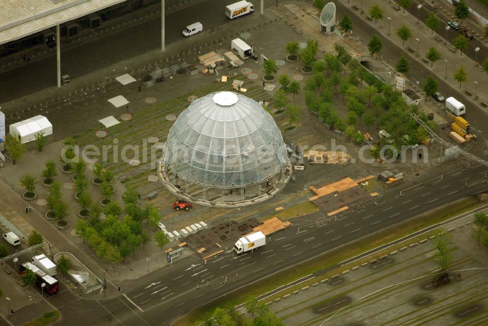 Aerial image Berlin-Tiergarten - Blick auf die Fertigstellung der Informationskuppel im Berliner Regierungsviertel vor dem Reichstag