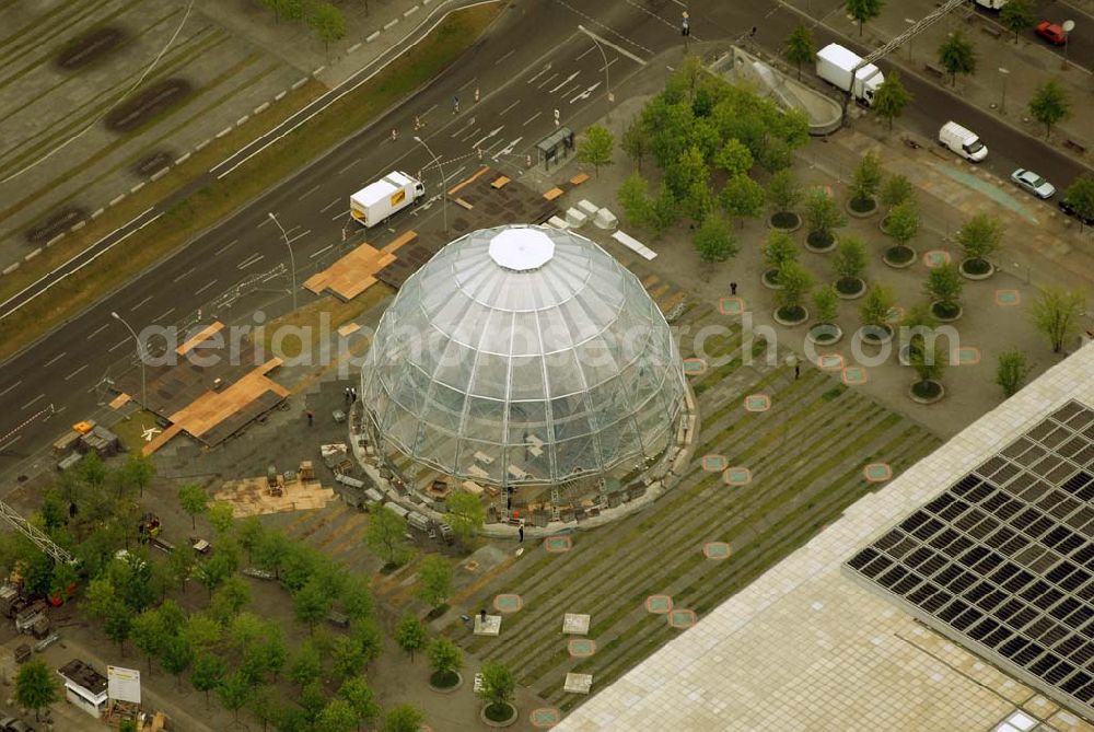 Aerial photograph Berlin-Tiergarten - Blick auf die Fertigstellung der Informationskuppel im Berliner Regierungsviertel vor dem Reichstag