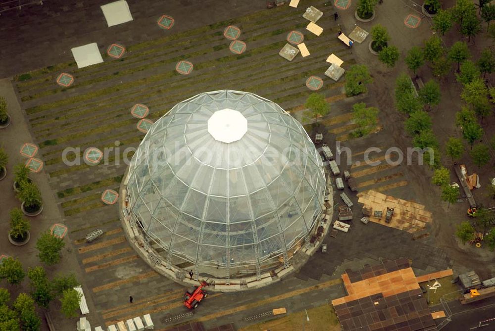 Berlin-Tiergarten from above - Blick auf die Fertigstellung der Informationskuppel im Berliner Regierungsviertel vor dem Reichstag