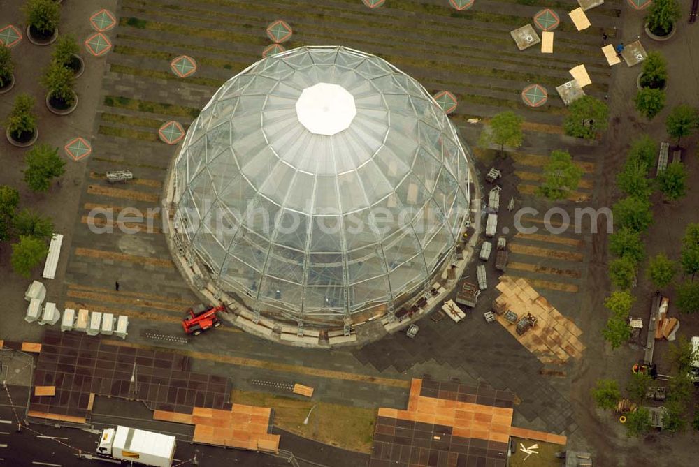 Berlin-Tiergarten from the bird's eye view: Blick auf die Fertigstellung der Informationskuppel im Berliner Regierungsviertel vor dem Reichstag