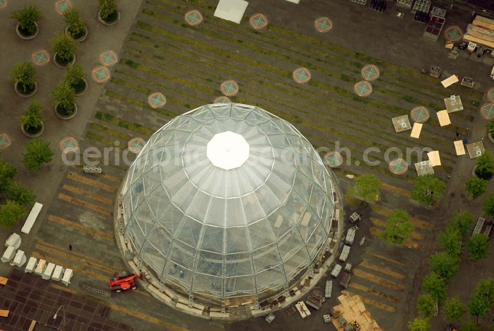Aerial image Berlin-Tiergarten - Blick auf die Fertigstellung der Informationskuppel im Berliner Regierungsviertel vor dem Reichstag