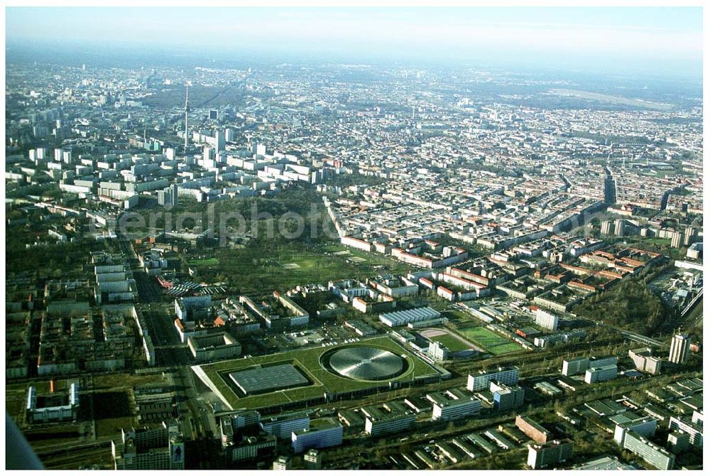 Berlin Prenzlauer-Berg from the bird's eye view: Fertigstellung der letzten Ecke der Außenanlagen am Gelände des Velodroms an der Landsberger Allee in Berlin-Prenzlauer Berg durch die OSB Sportstättenbauten GmbH