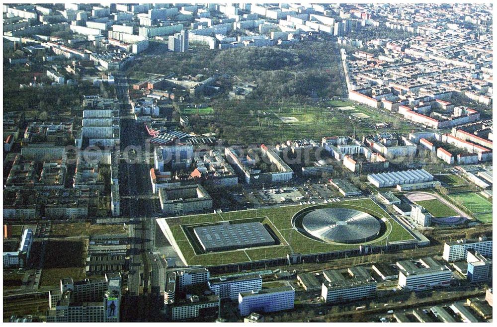 Aerial image Berlin Prenzlauer-Berg - Fertigstellung der letzten Ecke der Außenanlagen am Gelände des Velodroms an der Landsberger Allee in Berlin-Prenzlauer Berg durch die OSB Sportstättenbauten GmbH