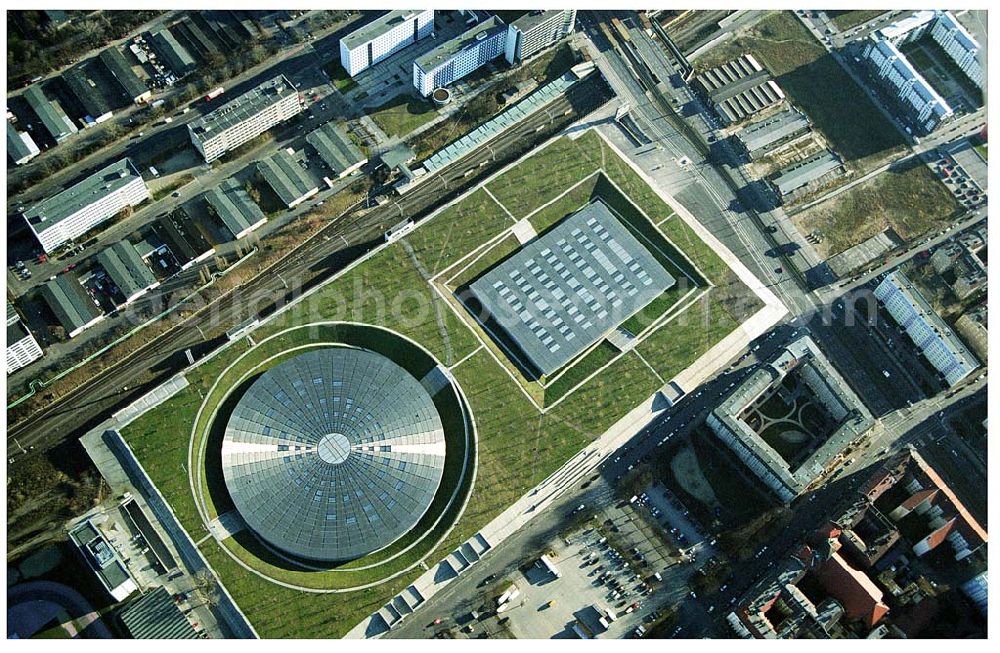 Aerial photograph Berlin Prenzlauer-Berg - Fertigstellung der letzten Ecke der Außenanlagen am Gelände des Velodroms an der Landsberger Allee in Berlin-Prenzlauer Berg durch die OSB Sportstättenbauten GmbH