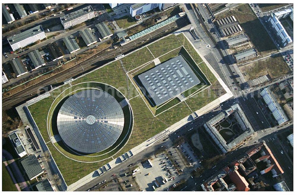 Berlin Prenzlauer-Berg from above - Fertigstellung der letzten Ecke der Außenanlagen am Gelände des Velodroms an der Landsberger Allee in Berlin-Prenzlauer Berg durch die OSB Sportstättenbauten GmbH