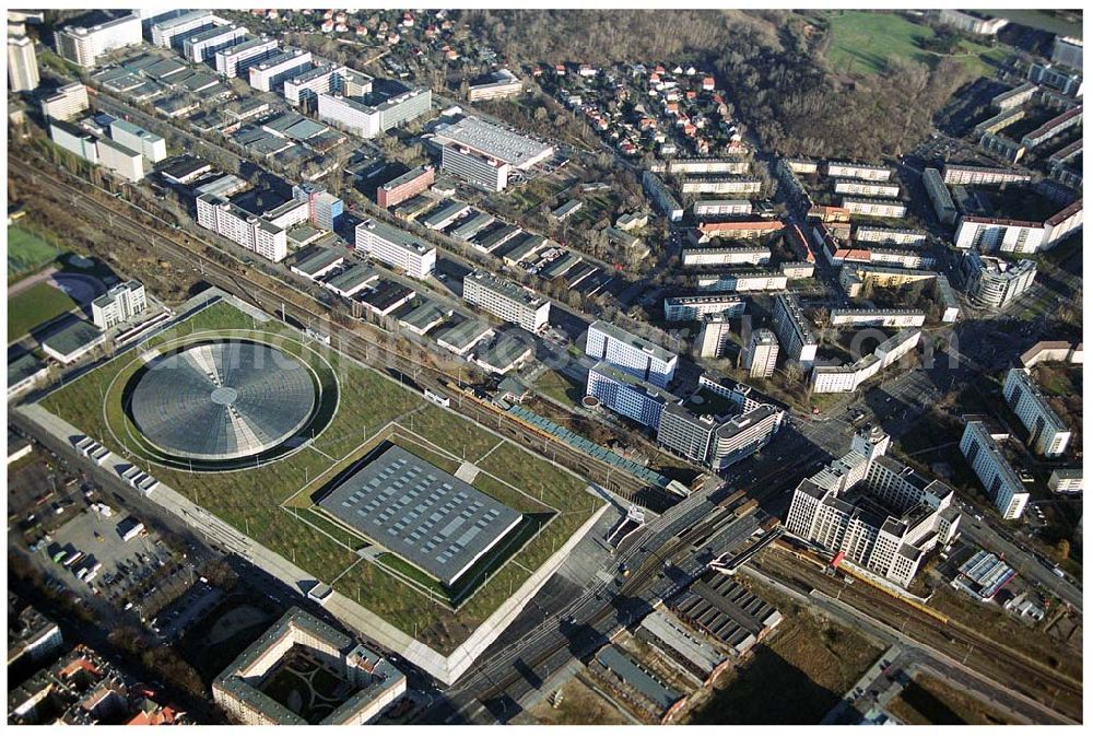 Berlin Prenzlauer-Berg from the bird's eye view: Fertigstellung der letzten Ecke der Außenanlagen am Gelände des Velodroms an der Landsberger Allee in Berlin-Prenzlauer Berg durch die OSB Sportstättenbauten GmbH