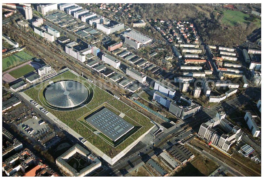 Aerial image Berlin Prenzlauer-Berg - Fertigstellung der letzten Ecke der Außenanlagen am Gelände des Velodroms an der Landsberger Allee in Berlin-Prenzlauer Berg durch die OSB Sportstättenbauten GmbH