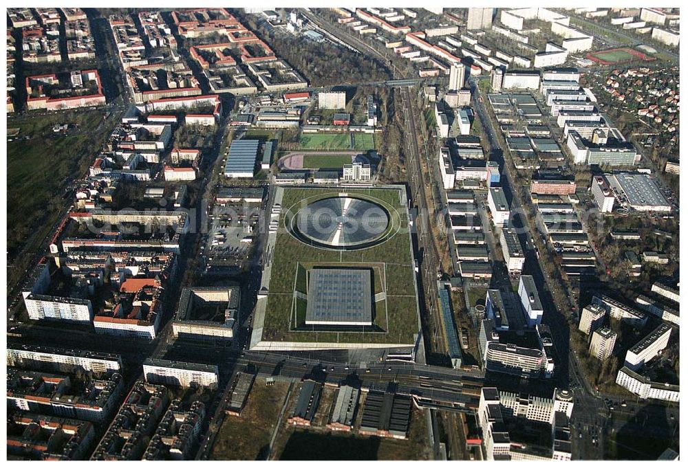 Aerial photograph Berlin Prenzlauer-Berg - Fertigstellung der letzten Ecke der Außenanlagen am Gelände des Velodroms an der Landsberger Allee in Berlin-Prenzlauer Berg durch die OSB Sportstättenbauten GmbH