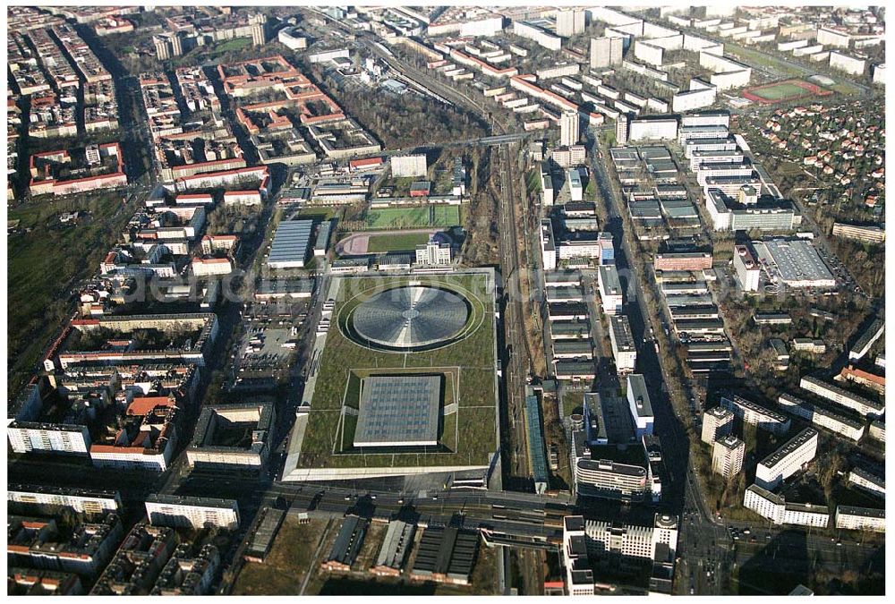 Berlin Prenzlauer-Berg from above - Fertigstellung der letzten Ecke der Außenanlagen am Gelände des Velodroms an der Landsberger Allee in Berlin-Prenzlauer Berg durch die OSB Sportstättenbauten GmbH