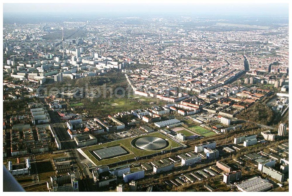 Berlin Prenzlauer-Berg from the bird's eye view: Fertigstellung der letzten Ecke der Außenanlagen am Gelände des Velodroms an der Landsberger Allee in Berlin-Prenzlauer Berg durch die OSB Sportstättenbauten GmbH