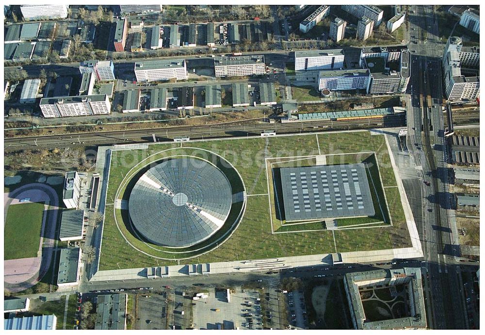 Aerial image Berlin Prenzlauer-Berg - Fertigstellung der letzten Ecke der Außenanlagen am Gelände des Velodroms an der Landsberger Allee in Berlin-Prenzlauer Berg durch die OSB Sportstättenbauten GmbH