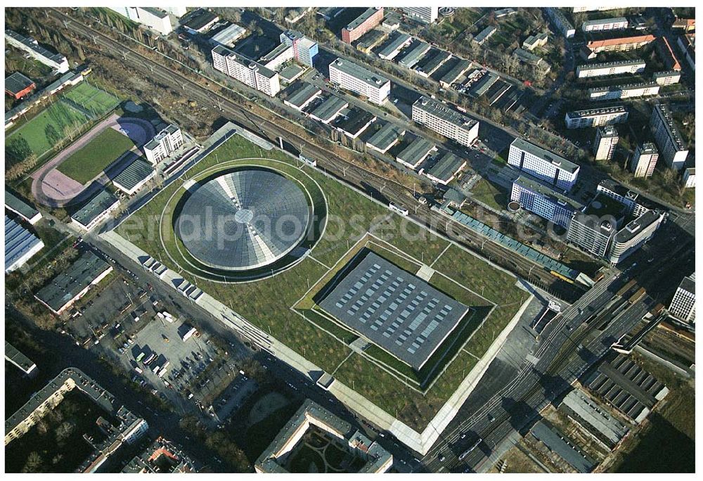 Aerial photograph Berlin Prenzlauer-Berg - Fertigstellung der letzten Ecke der Außenanlagen am Gelände des Velodroms an der Landsberger Allee in Berlin-Prenzlauer Berg durch die OSB Sportstättenbauten GmbH