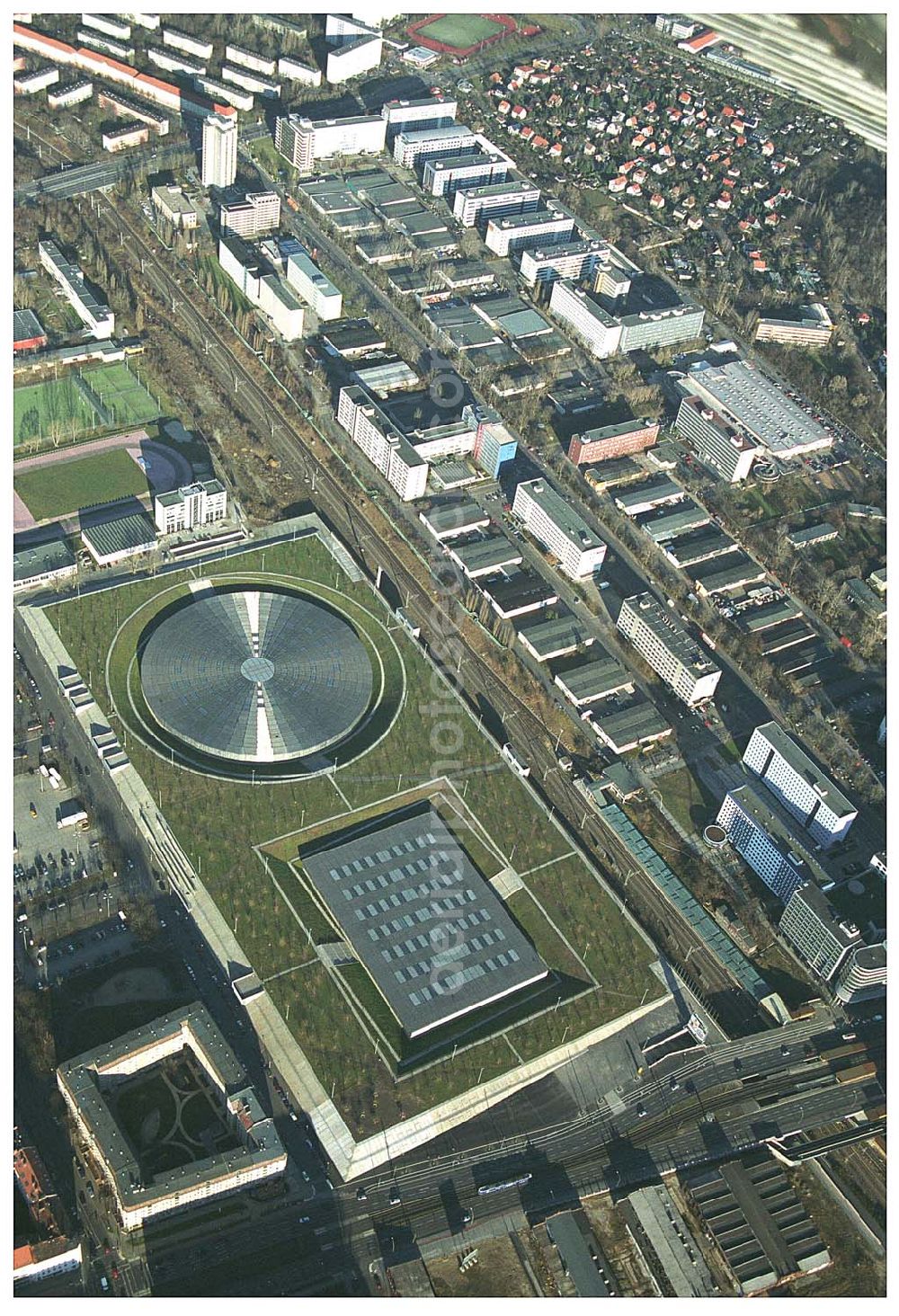 Berlin Prenzlauer-Berg from above - Fertigstellung der letzten Ecke der Außenanlagen am Gelände des Velodroms an der Landsberger Allee in Berlin-Prenzlauer Berg durch die OSB Sportstättenbauten GmbH