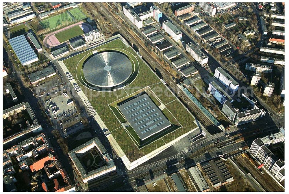 Berlin Prenzlauer-Berg from the bird's eye view: Fertigstellung der letzten Ecke der Außenanlagen am Gelände des Velodroms an der Landsberger Allee in Berlin-Prenzlauer Berg durch die OSB Sportstättenbauten GmbH