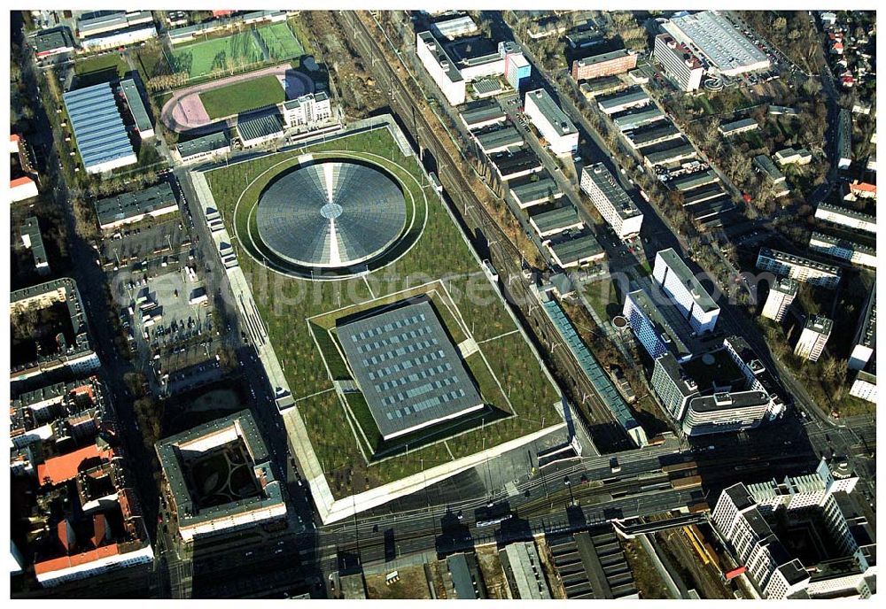 Aerial image Berlin Prenzlauer-Berg - Fertigstellung der letzten Ecke der Außenanlagen am Gelände des Velodroms an der Landsberger Allee in Berlin-Prenzlauer Berg durch die OSB Sportstättenbauten GmbH