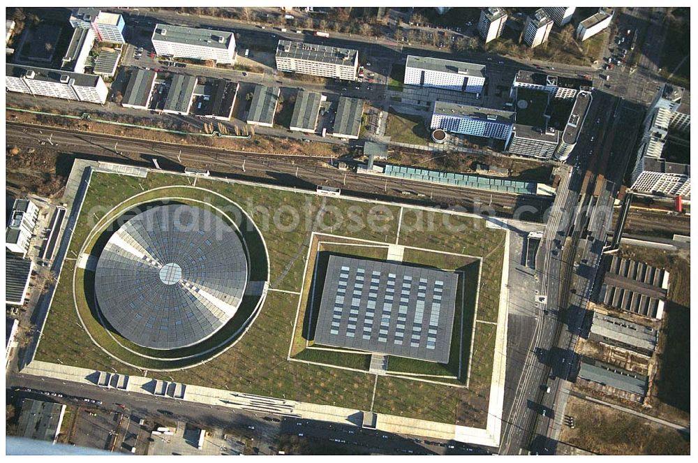 Aerial photograph Berlin Prenzlauer-Berg - Fertigstellung der letzten Ecke der Außenanlagen am Gelände des Velodroms an der Landsberger Allee in Berlin-Prenzlauer Berg durch die OSB Sportstättenbauten GmbH