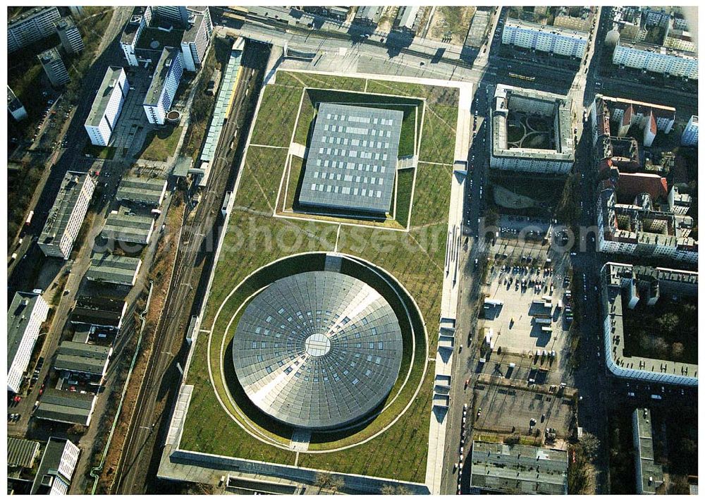 Berlin Prenzlauer-Berg from above - Fertigstellung der letzten Ecke der Außenanlagen am Gelände des Velodroms an der Landsberger Allee in Berlin-Prenzlauer Berg durch die OSB Sportstättenbauten GmbH