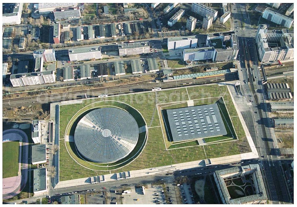 Berlin Prenzlauer-Berg from the bird's eye view: Fertigstellung der letzten Ecke der Außenanlagen am Gelände des Velodroms an der Landsberger Allee in Berlin-Prenzlauer Berg durch die OSB Sportstättenbauten GmbH