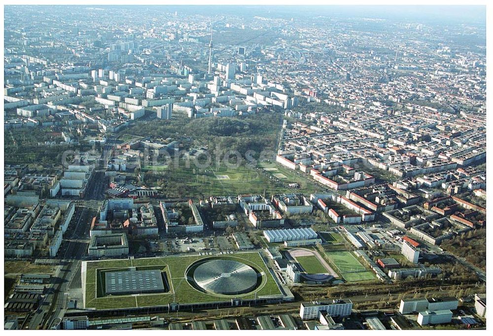 Aerial image Berlin Prenzlauer-Berg - Fertigstellung der letzten Ecke der Außenanlagen am Gelände des Velodroms an der Landsberger Allee in Berlin-Prenzlauer Berg durch die OSB Sportstättenbauten GmbH