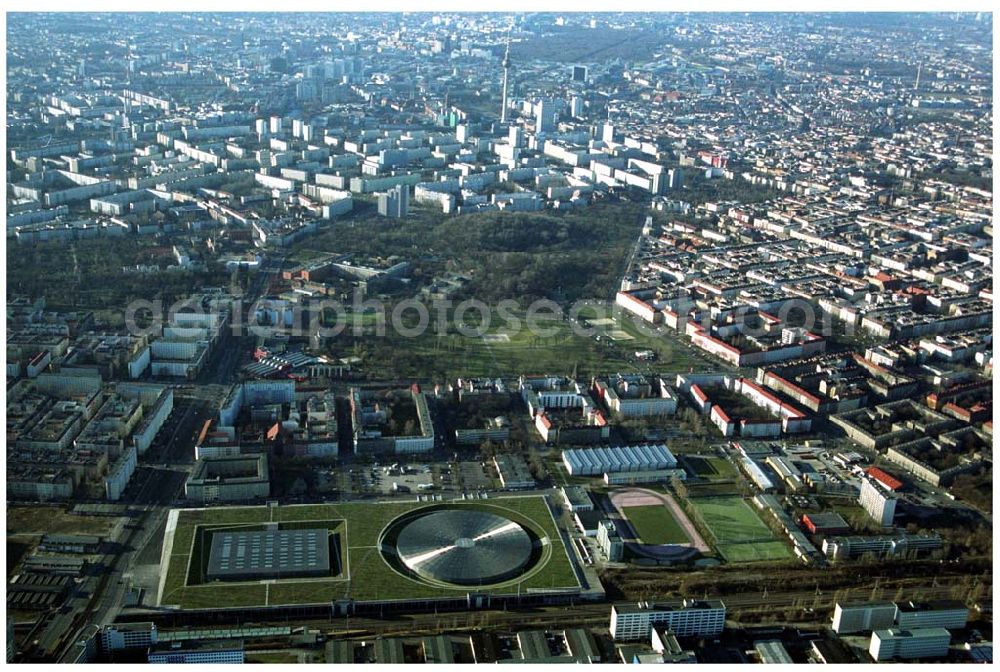 Aerial photograph Berlin Prenzlauer-Berg - Fertigstellung der letzten Ecke der Außenanlagen am Gelände des Velodroms an der Landsberger Allee in Berlin-Prenzlauer Berg durch die OSB Sportstättenbauten GmbH