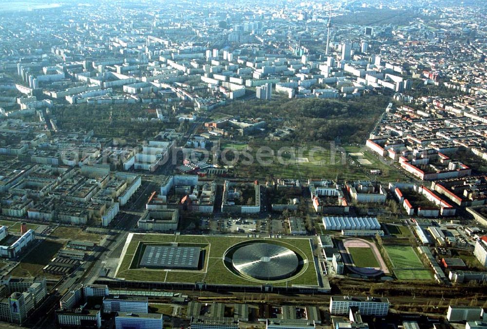 Berlin Prenzlauer-Berg from above - Fertigstellung der letzten Ecke der Außenanlagen am Gelände des Velodroms an der Landsberger Allee in Berlin-Prenzlauer Berg durch die OSB Sportstättenbauten GmbH