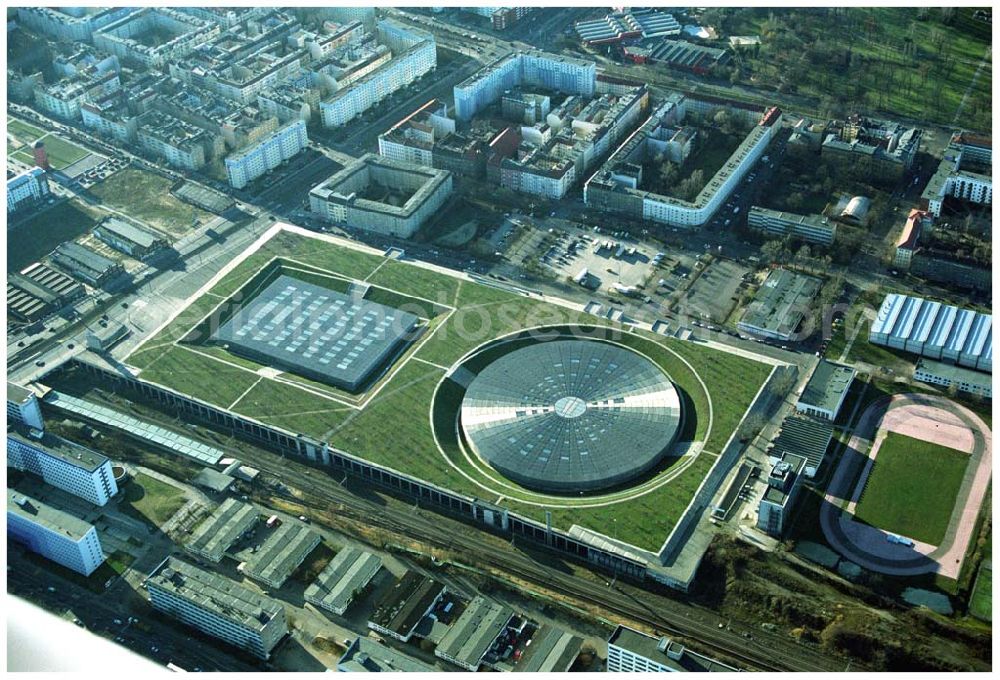 Berlin Prenzlauer-Berg from the bird's eye view: Fertigstellung der letzten Ecke der Außenanlagen am Gelände des Velodroms an der Landsberger Allee in Berlin-Prenzlauer Berg durch die OSB Sportstättenbauten GmbH