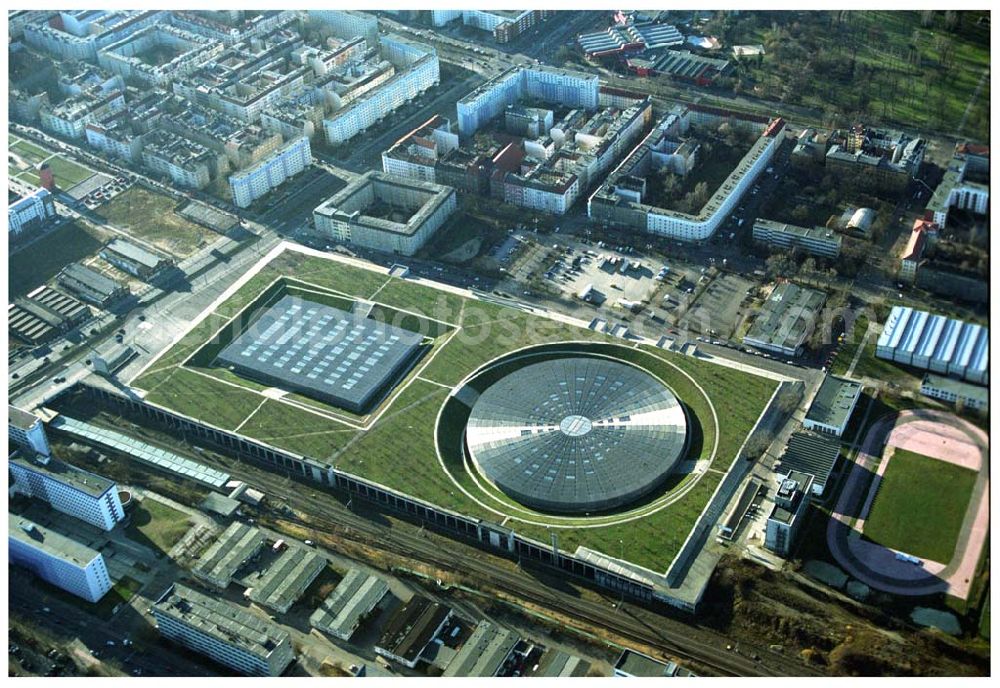 Aerial image Berlin Prenzlauer-Berg - Fertigstellung der letzten Ecke der Außenanlagen am Gelände des Velodroms an der Landsberger Allee in Berlin-Prenzlauer Berg durch die OSB Sportstättenbauten GmbH