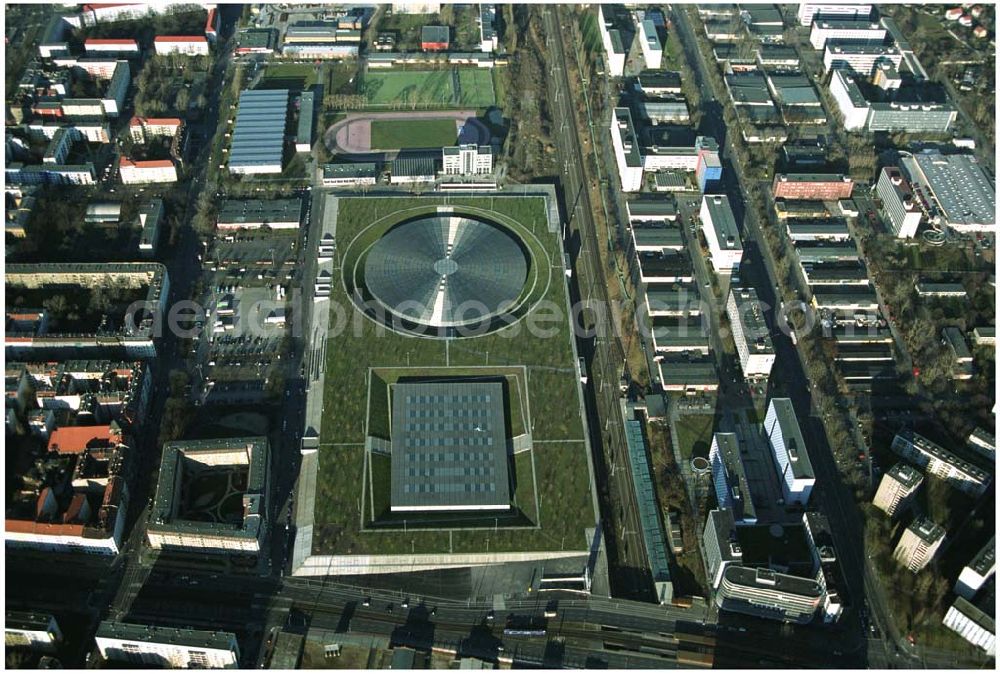 Aerial photograph Berlin Prenzlauer-Berg - Fertigstellung der letzten Ecke der Außenanlagen am Gelände des Velodroms an der Landsberger Allee in Berlin-Prenzlauer Berg durch die OSB Sportstättenbauten GmbH