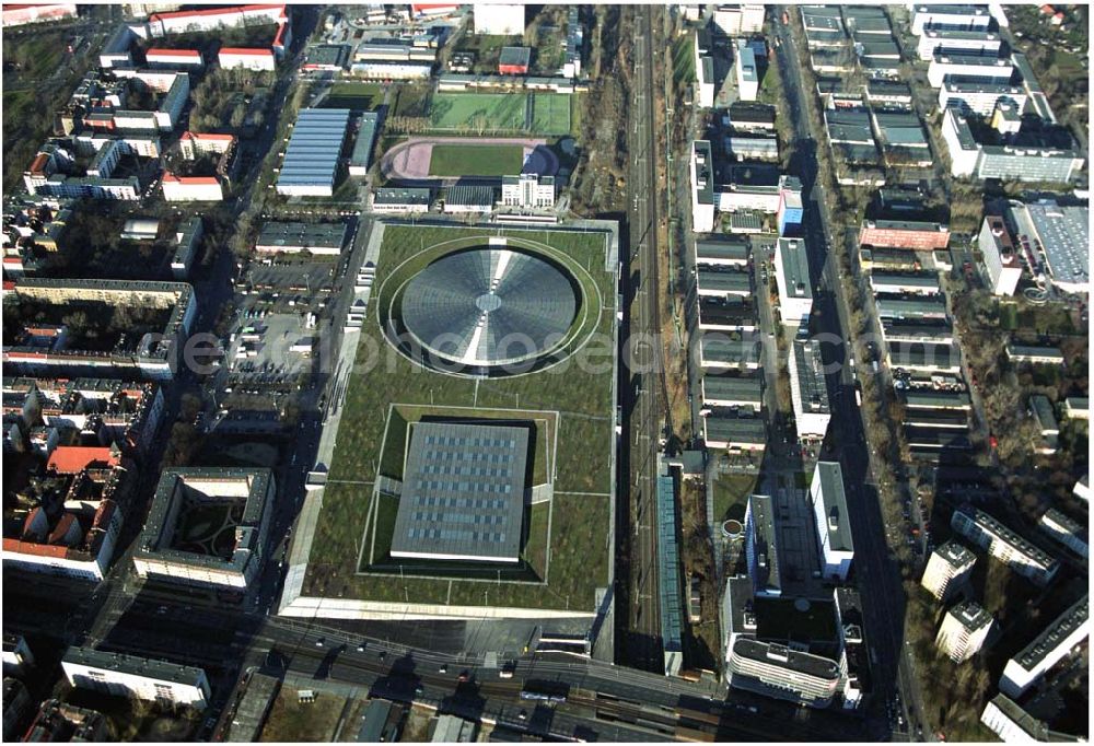 Berlin Prenzlauer-Berg from above - Fertigstellung der letzten Ecke der Außenanlagen am Gelände des Velodroms an der Landsberger Allee in Berlin-Prenzlauer Berg durch die OSB Sportstättenbauten GmbH