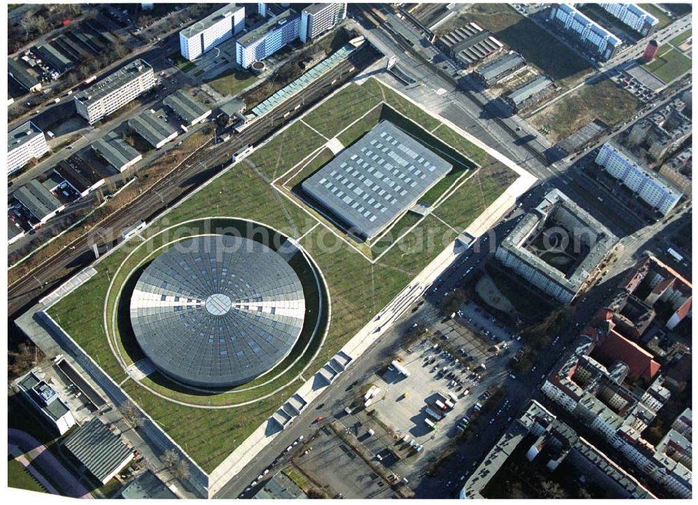 Berlin Prenzlauer-Berg from the bird's eye view: Fertigstellung der letzten Ecke der Außenanlagen am Gelände des Velodroms an der Landsberger Allee in Berlin-Prenzlauer Berg durch die OSB Sportstättenbauten GmbH