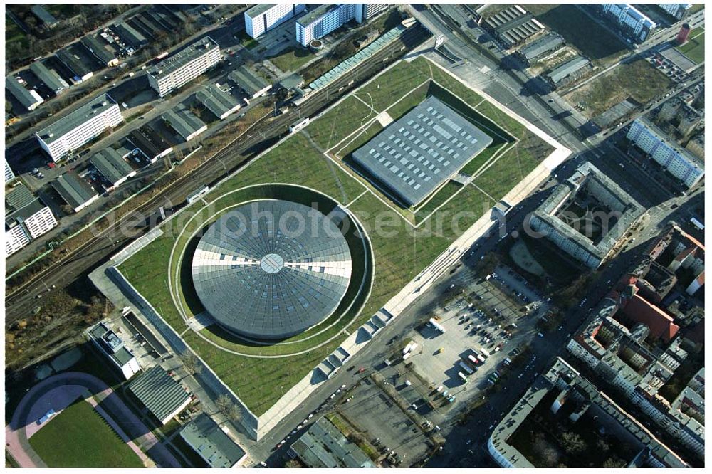 Aerial image Berlin Prenzlauer-Berg - Fertigstellung der letzten Ecke der Außenanlagen am Gelände des Velodroms an der Landsberger Allee in Berlin-Prenzlauer Berg durch die OSB Sportstättenbauten GmbH