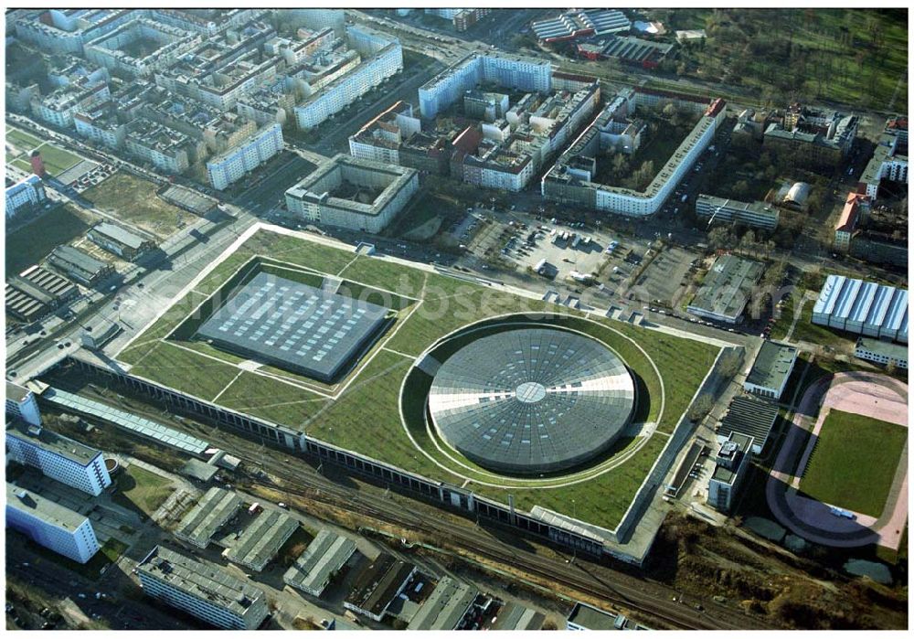 Aerial photograph Berlin Prenzlauer-Berg - Fertigstellung der letzten Ecke der Außenanlagen am Gelände des Velodroms an der Landsberger Allee in Berlin-Prenzlauer Berg durch die OSB Sportstättenbauten GmbH