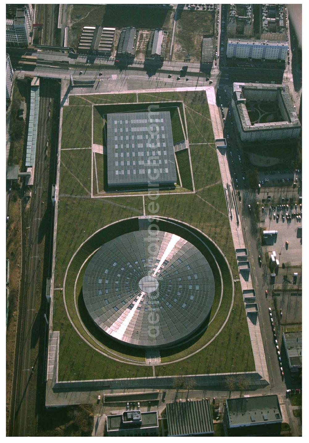 Berlin Prenzlauer-Berg from above - Fertigstellung der letzten Ecke der Außenanlagen am Gelände des Velodroms an der Landsberger Allee in Berlin-Prenzlauer Berg durch die OSB Sportstättenbauten GmbH