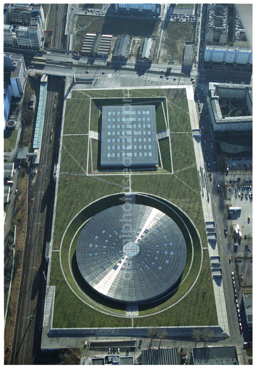 Berlin Prenzlauer-Berg from the bird's eye view: Fertigstellung der letzten Ecke der Außenanlagen am Gelände des Velodroms an der Landsberger Allee in Berlin-Prenzlauer Berg durch die OSB Sportstättenbauten GmbH