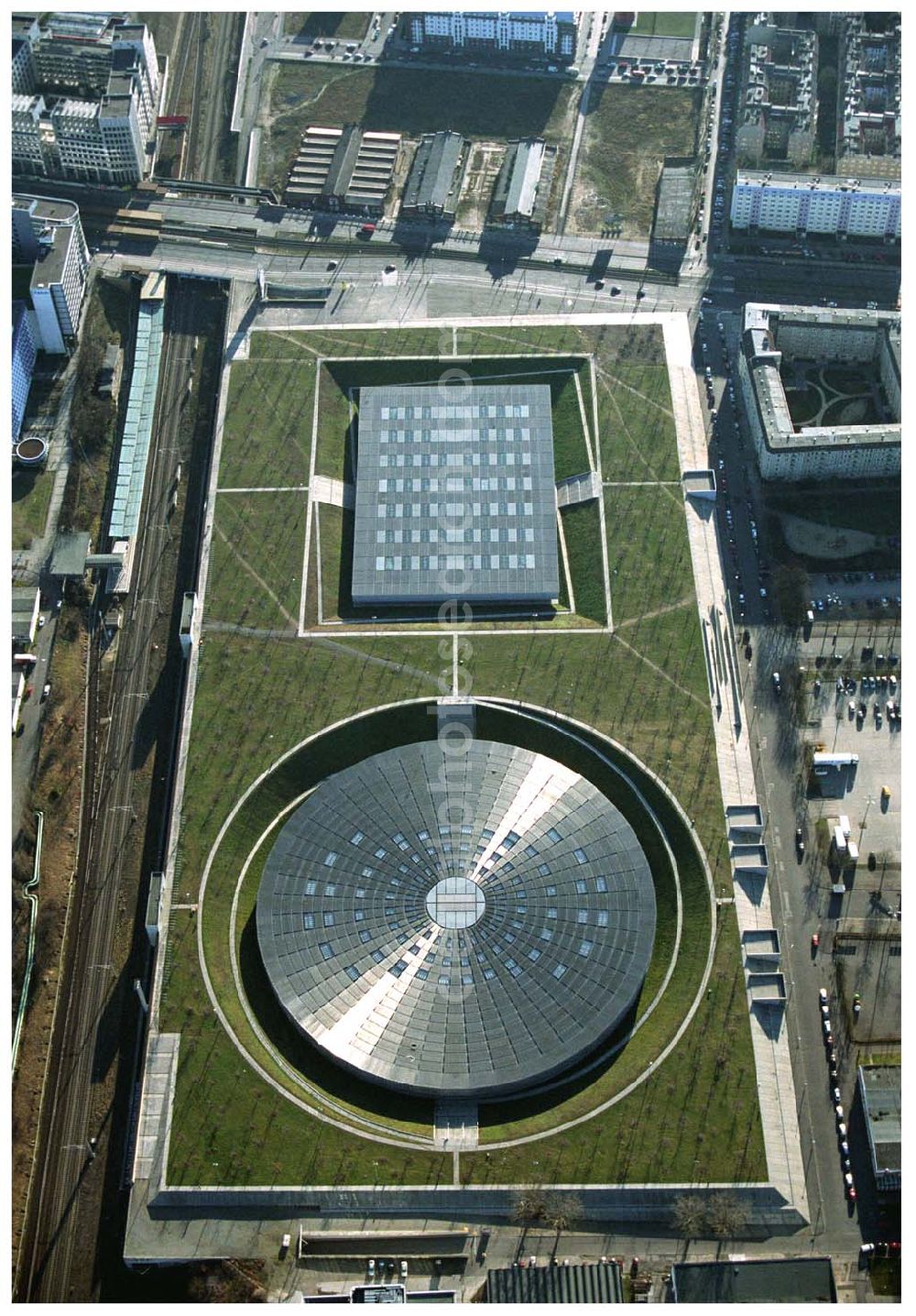 Aerial image Berlin Prenzlauer-Berg - Fertigstellung der letzten Ecke der Außenanlagen am Gelände des Velodroms an der Landsberger Allee in Berlin-Prenzlauer Berg durch die OSB Sportstättenbauten GmbH