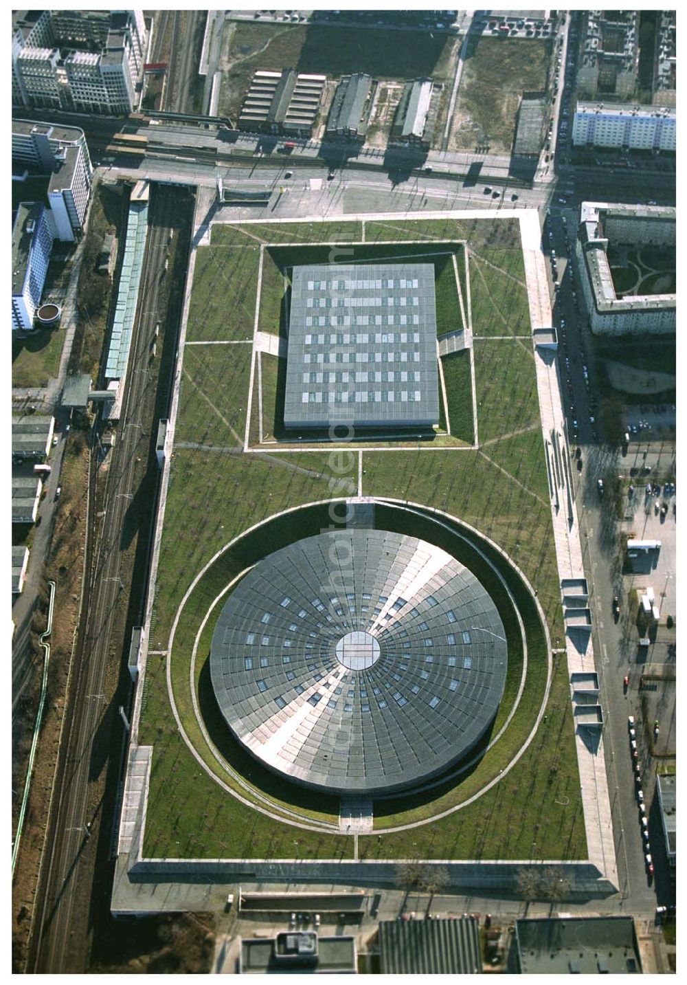 Aerial photograph Berlin Prenzlauer-Berg - Fertigstellung der letzten Ecke der Außenanlagen am Gelände des Velodroms an der Landsberger Allee in Berlin-Prenzlauer Berg durch die OSB Sportstättenbauten GmbH