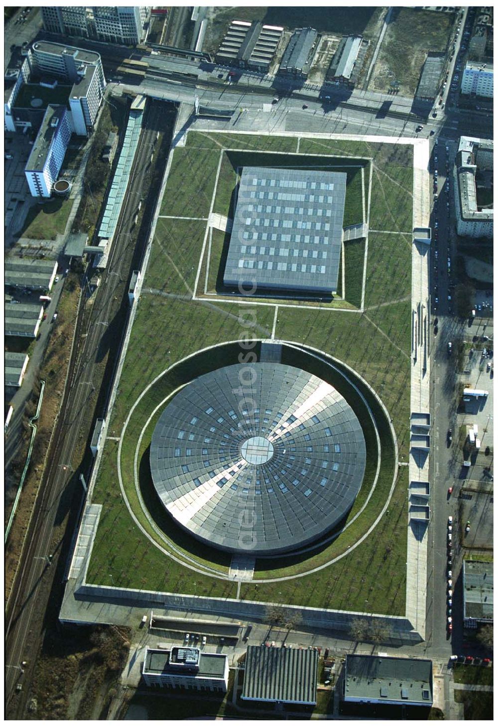 Berlin Prenzlauer-Berg from above - Fertigstellung der letzten Ecke der Außenanlagen am Gelände des Velodroms an der Landsberger Allee in Berlin-Prenzlauer Berg durch die OSB Sportstättenbauten GmbH