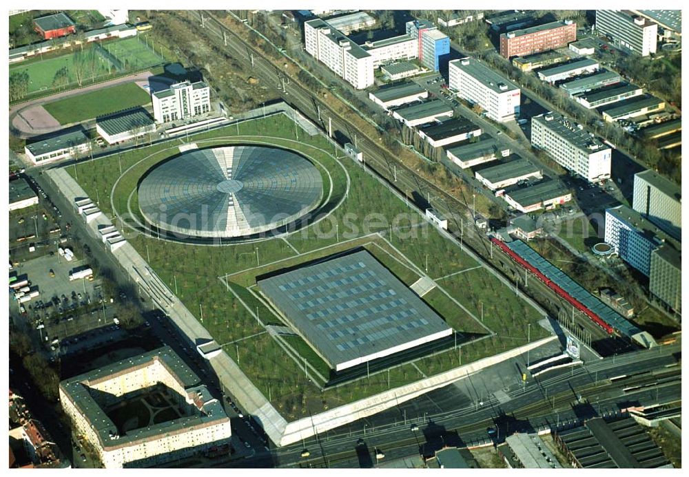 Berlin Prenzlauer-Berg from the bird's eye view: Fertigstellung der letzten Ecke der Außenanlagen am Gelände des Velodroms an der Landsberger Allee in Berlin-Prenzlauer Berg durch die OSB Sportstättenbauten GmbH