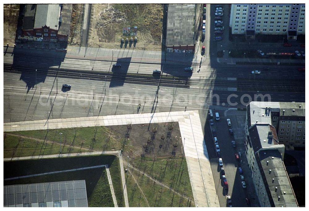 Aerial photograph Berlin Prenzlauer-Berg - Fertigstellung der letzten Ecke der Außenanlagen am Gelände des Velodroms an der Landsberger Allee in Berlin-Prenzlauer Berg durch die OSB Sportstättenbauten GmbH