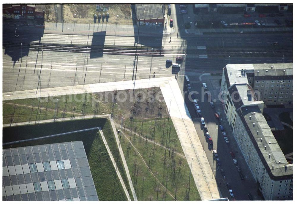 Berlin Prenzlauer-Berg from above - Fertigstellung der letzten Ecke der Außenanlagen am Gelände des Velodroms an der Landsberger Allee in Berlin-Prenzlauer Berg durch die OSB Sportstättenbauten GmbH