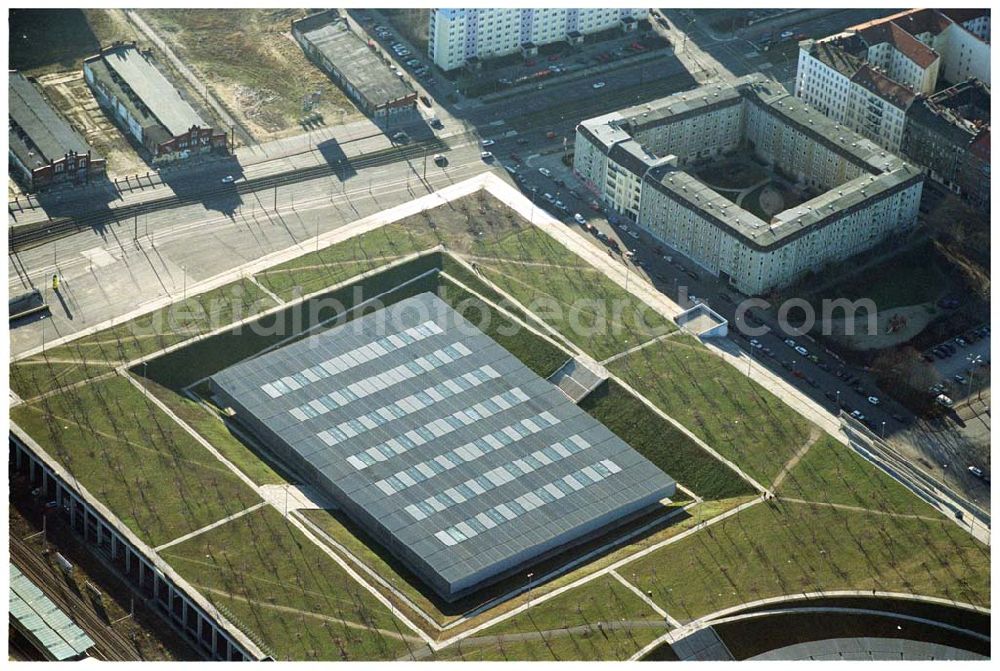 Berlin Prenzlauer-Berg from the bird's eye view: Fertigstellung der letzten Ecke der Außenanlagen am Gelände des Velodroms an der Landsberger Allee in Berlin-Prenzlauer Berg durch die OSB Sportstättenbauten GmbH