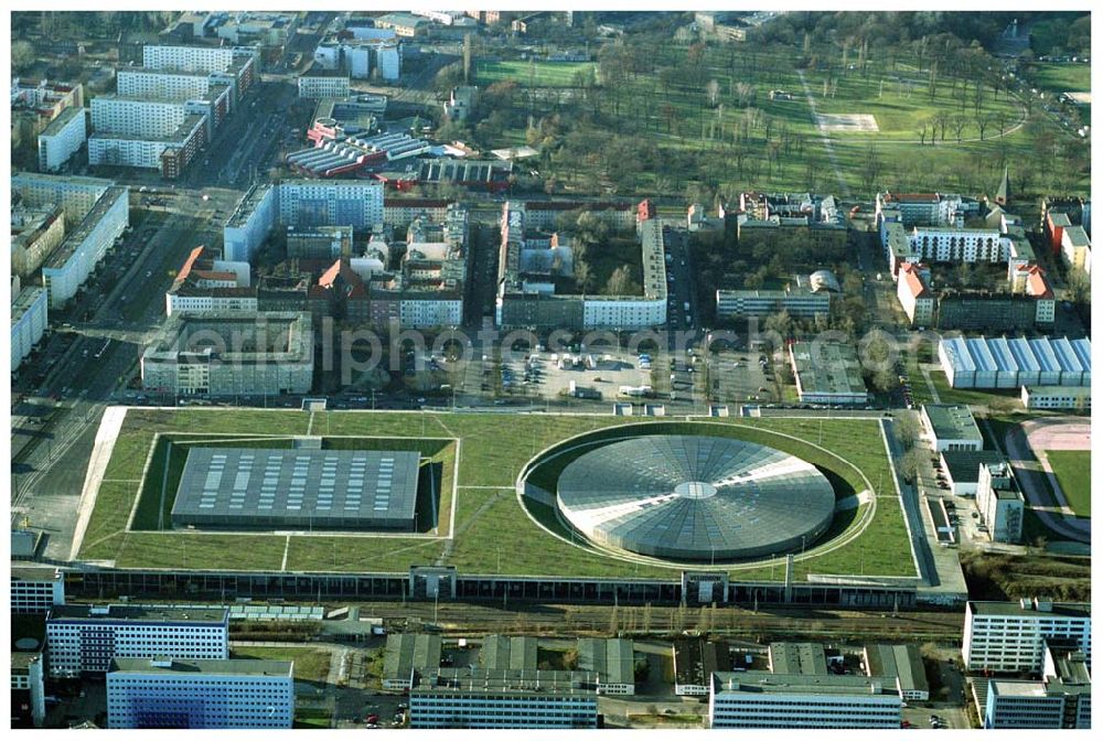 Aerial photograph Berlin Prenzlauer-Berg - Fertigstellung der letzten Ecke der Außenanlagen am Gelände des Velodroms an der Landsberger Allee in Berlin-Prenzlauer Berg durch die OSB Sportstättenbauten GmbH