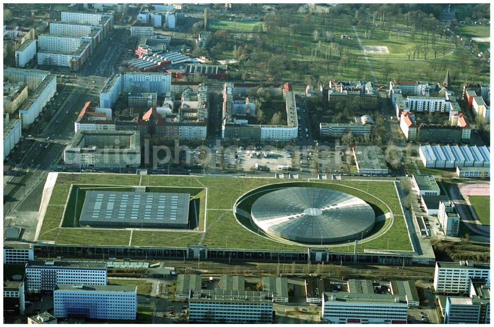 Berlin Prenzlauer-Berg from above - Fertigstellung der letzten Ecke der Außenanlagen am Gelände des Velodroms an der Landsberger Allee in Berlin-Prenzlauer Berg durch die OSB Sportstättenbauten GmbH