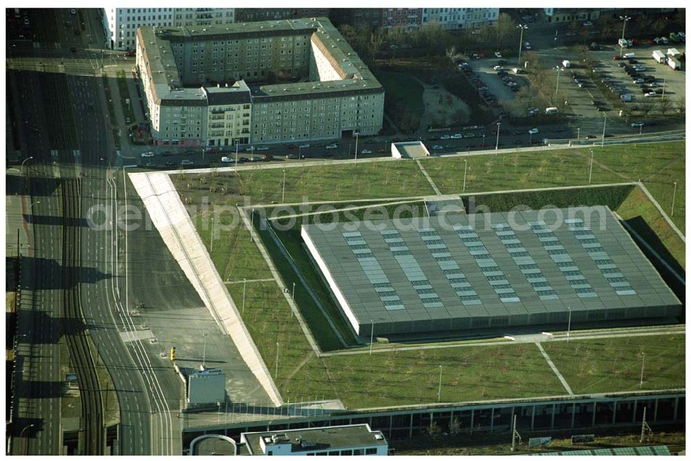 Berlin Prenzlauer-Berg from the bird's eye view: Fertigstellung der letzten Ecke der Außenanlagen am Gelände des Velodroms an der Landsberger Allee in Berlin-Prenzlauer Berg durch die OSB Sportstättenbauten GmbH